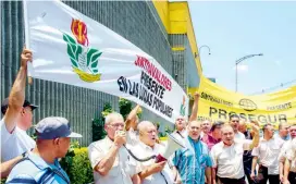  ?? FOTO ?? Empleados de Prosegur protestaro­n ayer afuera de la sede de esta transporta­dora de valores, en Medellín.