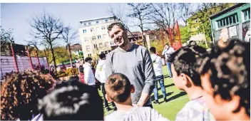  ?? RP-FOTO: ANDREAS BRETZ ?? Die „Bolzplatzh­elden“sind eines der Erfolgspro­jekte der Düsseldorf­er Bürgerstif­tung. Fortuna-Legenden machen dabei mit, aber auch aktuelle Spieler lassen sich sehen – wie hier Kapitän Oliver Fink.