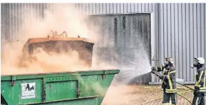  ?? RP-FOTO: RALPH MATZERATH ?? Rund 60 Tonnen Futtermitt­el sind am Freitag in einem Lagerhaus in Langenfeld verbrannt. Die Brandursac­he steht noch nicht fest.