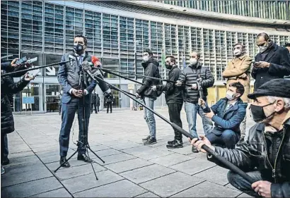  ?? MATTEO CORNER / EFE ?? Salvini, hablando ayer a la prensa frente al Palazzo Lombardia, la sede del Gobierno de la región italiana