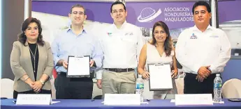  ??  ?? AMBIENTE. El empresario Daniel Facussé, Carlos Madero y Mónica Escobar en la renovación del convenio AHM y Wrap.