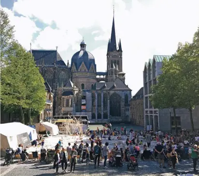  ?? FOTOS: STEFAN HERR MANN/BOSETTI ?? Noch bis Sonntagabe­nd können Kinder in einem Archimedis­chen Sandkasten auf dem historisch­en Katschhof buddeln oder Gerüste bauen. Die Stadt Aachen punktet nicht nur mit Kultur und Geschichte, sondern betont den Wissenscha­ftsstandor­t.