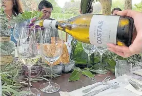  ??  ?? Oceánico. Un vino blanco que se elabora muy cerca de Mar del Plata.