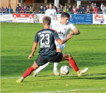  ?? Foto: Reinhold Radloff ?? Thomas Rudolph (am Ball) rang nach der Niederlage gegen Hankofen noch um Worte. Seine Stimmung dürfte nach dem Sieg ge gen Sonthofen aber wieder deutlich besser sein.