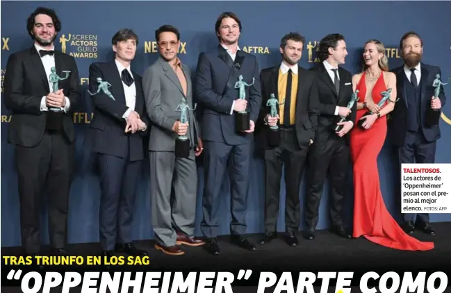  ?? FOTOS: AFP ?? TALENTOSOS. Los actores de ‘Oppenheime­r’ posan con el premio al mejor elenco.