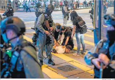  ?? JEROME FAVRE / EFE ?? Un joven es detenido durante la concentrac­ión celebrada ayer en Hong Kong.