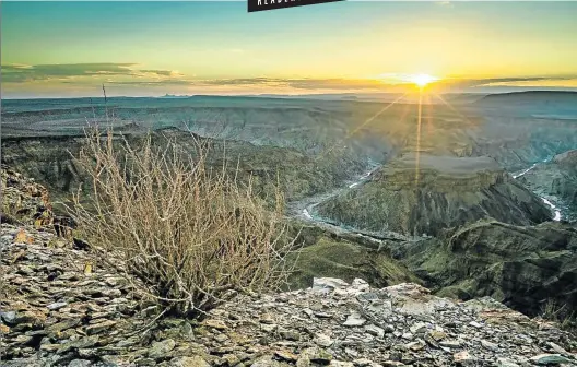  ?? Picture: simpledisc­overies.com ?? JUST GRAND The Fish River Canyon hiking trail is about 85km of guts and glory.