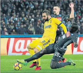  ?? FOTO: AP ?? Higuaín, 5 goles en 5 partidos al Nápoles Así marcó el de ayer en San Paolo
