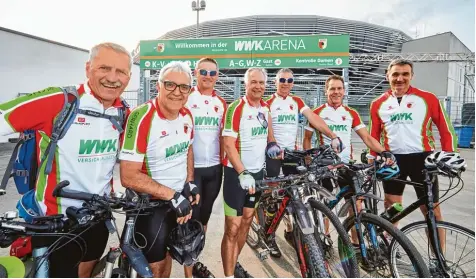  ?? Foto: Klaus Rainer Krieger ?? Am Montag sind die FCA Fans mit dem Rad in Augsburg losgefahre­n, heute wollen sie in Berlin ankommen: (von links) Hans Horn, Gerhard Stöhr, Lothar Hiller, Wolfgang Ba risch, Rainer Nötzeld, Horst Ringler und Wolfgang Zirngibl.