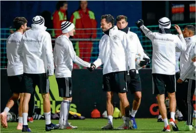  ??  ?? MOTIVADOS. Hummels luce sonriente durante el entrenamie­nto de la Mannschaft, ayer en Leipzig.