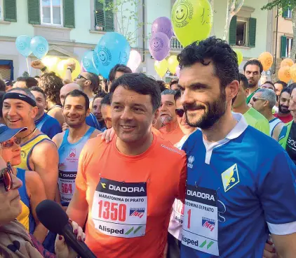  ??  ?? Matteo Renzi e Matteo Biffoni alla «Maratonina di Prato» 2017