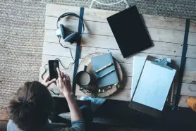  ?? Istockphot­o by Getty Images ?? Many of the problems that people identify with social media can be traced not to chats but feeds.