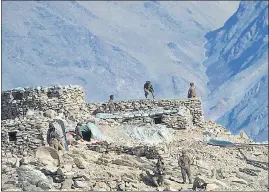  ?? REUTERS ?? PLA soldiers dismantle structures set up by the Chinese army in Ladakh region.