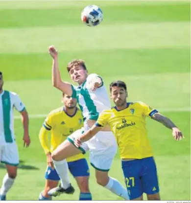  ?? FOTOS: JESÚS MARÍN ?? Alberto del Moral gana a Iván Chapela en un balón aéreo.