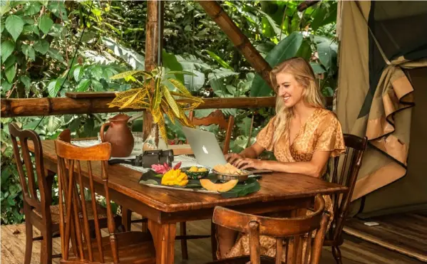  ?? COrtESÍA OttIuX ?? El hotel Colina Secreta Glamping, en Puerto Viejo, Limón, ya tiene experienci­a con los nómadas digitales. Sus propietari­os dicen que un aspecto fundamenta­l es tener plan B y hasta C para garantizar siempre una buena conexión a Internet.