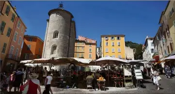  ?? (Photo Frank Muller) ?? La place Massillon et son église des Templiers, haut lieu du patrimoine bâti à Hyères.