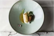  ??  ?? De cima para baixo: sardinha com limão confitado, alcachofra­s e alho-selvagem; dobradinha com favas, jus de pato, queijo, urtigas e cogumelos; e merengue de nozes com kefir de 21 dias, pera em camomila, sorvete de mel silvestre e pólen