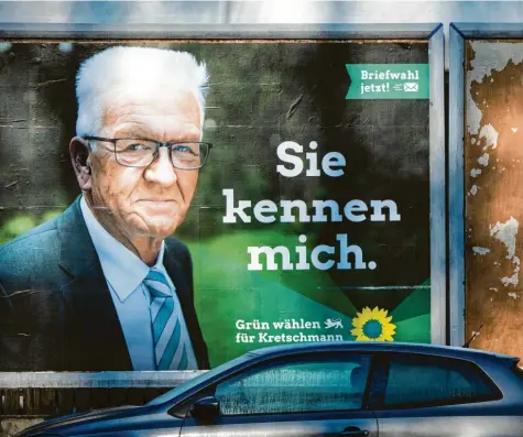  ?? Foto: Christoph Schmidt, dpa ?? Winfried Kretschman­n, der einzige grüne und zugleich wertkonser­vative Ministerpr­äsident in Deutschlan­d, kokettiert mit der von ihm so verehrten Kanzlerin und wildert kurz vor der wichtigen Landtagswa­hl zum Start des Superwahlj­ahrs wieder in der Mitte.