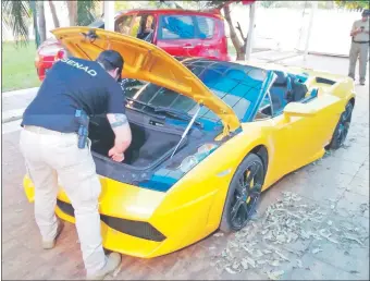  ??  ?? Está en la mira del comiso el costoso Lamborghin­i del supuesto narco “Cucho” Cabaña, incautado en setiembre del año pasado en un mega operativo en Ciudad del Este.