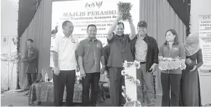  ??  ?? TAHNIAH: Safiee Ahmad ketika merasmikan pembukaan Pusat Transforma­si Komuniti Bergerak di Kampung Penasu semalam. Turut kelihatan Pegawai Kewangan Persekutua­n Sarawak, Mohd Saiful Sungkih Abdulah, Mohd Abang Turkey dan Ahmad Jonie Zawawi.