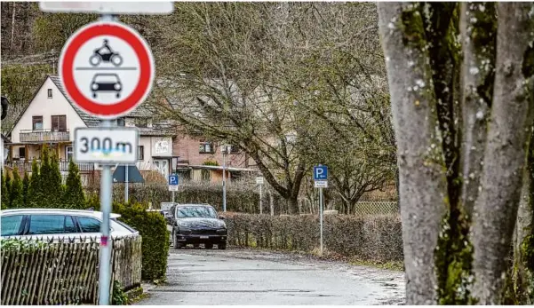  ?? Foto: Rudi Penk ?? Noch weist ein Schild auf Höhe des Kindergart­ens an der Itzelberge­r Uferstraße lediglich auf ein Durchfahrt­sverbot 300 Meter weiter hin. Künftig könnte aber schon an dieser Stelle für Autofahrer Schluss sein.