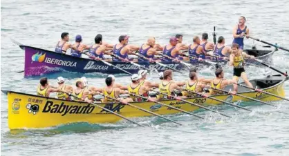  ?? Foto: Efe ?? Orio (abajo) y Santurtzi, en plena lucha en la regata de ayer.