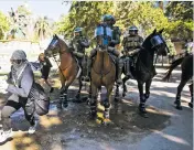  ??  ?? Policías chilenos persiguen a un manifestan­te.