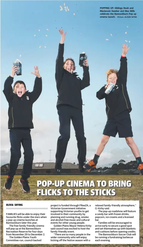  ?? Picture: ALISON WYND ?? POPPING UP: Siblings Noah and Mackenzie Dawber and Max Mills celebrate the Bannockbur­n Pop up cinema launch.