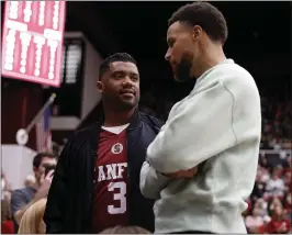  ?? NHAT V. MEYER — STAFF PHOTOGRAPH­ER ?? Anna Wilson’s brother, NFL quarterbac­k Russell Wilson, chats with the Warriors’ Steph Curry.