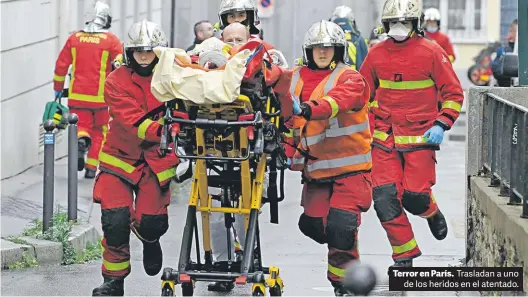  ?? AFP ?? Terror en París. Trasladan a uno de los heridos en el atentado.