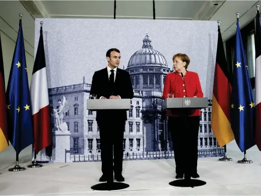  ?? FOTO: EPA/CARSTEN KOALL ?? Mötet i går mellan Emmanuel Macron och Angela Merkel hölls på Berlins stadsslott – för närvarande en byggarbets­plats – och var ”ytterligar­e en byggsten” i jakten på gemensamma lösningar inför EU-toppmötet i juni, sade Angela Merkel.