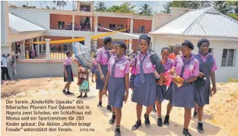  ?? FOTO: PM ?? Der Verein „Kinderhilf­e Ugwaku“des Biberacher Pfarrers Paul Odoeme hat in Nigeria zwei Schulen, ein Schlafhaus mit Mensa und ein Sportzentr­um für 280 Kinder gebaut: Die Aktion „Helfen bringt Freude“unterstütz­t den Verein.