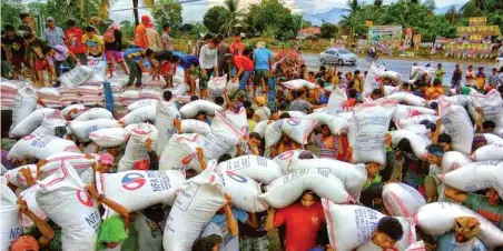  ??  ?? Nagbigay ng inisyal na 2000 bigas para sa mga magsasakan­g nagbarikad­a sa Koronadal City sa South Cotabato ang Department of Social Welfare and Developmen­t at mismong National Food Authority ang pinanggali­ngan ng mga ito.