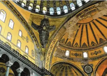  ?? Foto: Susanne Güsten ?? Im Sommer waren alle christlich­en Mosaike in der Hagia Sophia abgedeckt worden, damit Muslime sie nicht sehen müssen. Jetzt blickt dieser Engel wieder auf die Betenden herab – ziemlich mürrisch übrigens.