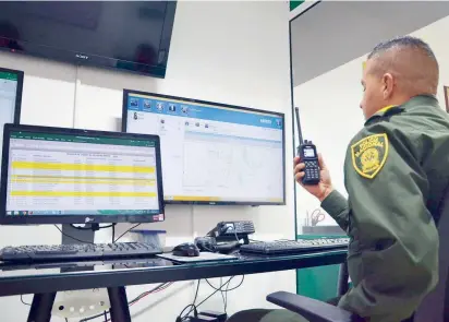  ?? FOTO ?? Desde todos los rincones de Antioquia, la comunicaci­ón llega a esta central donde se busca la intervenci­ón de la Policía u otras entidades para auxiliar a los finqueros y campesinos.