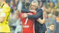  ?? FOTO: DPA ?? Trainer Carlo Ancelotti (re.) herzt Franck Ribéry.