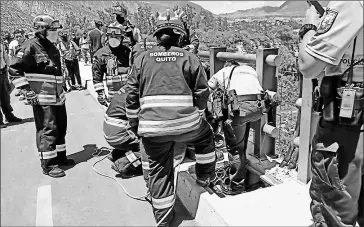  ?? Cortesía ?? •
En noviembre, una persona intentaba lanzarse de un puente, en Pomasqui-quito.