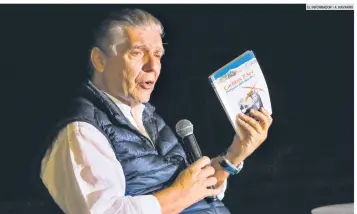  ?? EL INFORMADOR • A. NAVARRO ?? CARLITOS PÁEZ. El conferenci­sta muestra uno de los libros que ha escrito tras su experienci­a en los Andes.
