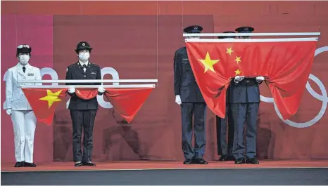  ?? FOTO: ANNE-CHRISTINE POUJOULAT/AFP ?? Die chinesisch­e Flagge ist bei den Spielen in Tokio im Dauereinsa­tz. Keine Nation ist so erfolgreic­h wie das Reich der Mitte.