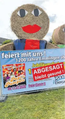  ?? FOTO: GEMEINDE EMMINGEN-LIPTINGEN ?? Die Strohpuppe­n als Vorboten des Jubiläumsw­ochenendes sagen es voraus: Die Veranstalt­ung wird abgesagt.