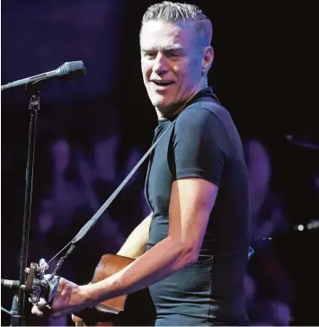  ?? Foto: dpa ?? Bryan Adams gehört zu den Stars, die natürlich und sympathisc­h rüberkomme­n. Am 25. Juni tritt er zum ersten Mal in der Region auf: im Neu Ulmer Wiley Sportpark.