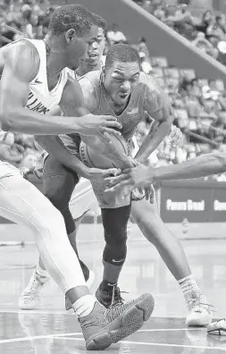  ?? MICHAEL LAUGHLIN/SUN SENTINEL PHOTOS ?? Florida State’s Trent Forrest tries to keep control of the ball against Saint Louis.