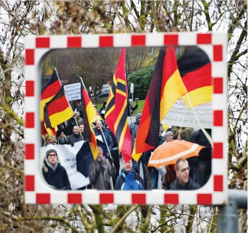  ?? Foto: dpa/Arne Dedert ?? Das Auftauchen der Pegida-Bewegungen spiegelt auch die soziale Entsicheru­ng der deutschen Gesellscha­ft wider.