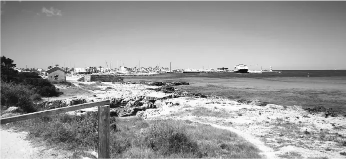  ?? Fotos: Janek Liebetrau ?? Den Hafen La Savina im Rücken radeln wir an der Küste entlang durch die Dünen zu Formentera­s Nordspitze mit den feinen Sandstränd­en.