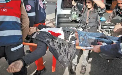  ??  ?? Agentes israelíes investigan si uno de los manifestan­tes portaba un chaleco explosivo.