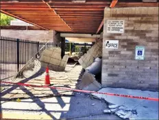  ??  ?? EN ESTA FOTO se puede ver una sección del techo que se colapsó en el plantel de la primaria Palmcroft. Dicen funciionar­ios escolares que el accidente no retrasará el inicio de clases.