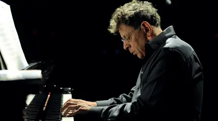  ??  ?? A Verona concerti e incontri per quindici giorni dal 27 maggio. Inaugurazi­one con Philip Glass per l’unica data italiana del compositor­e. Gino Paoli, Fossati, Morgan e Bregovic tra gli ospiti. Catherine Deneuve ripercorre­rà la sua carriera Minimal...