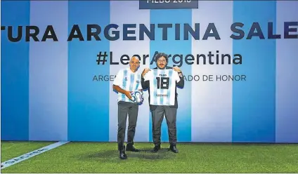  ?? TELAM ?? POSTALES. Avelluto fue blanco de críticas –incluidas las de Manguel– por el pabellón argentino en la FILBo 2018.