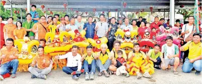  ??  ?? LIMUS merakamkan gambar kenangan bersama salah satu kumpulan yang terlibat dalam persembaha­n tarian singa.