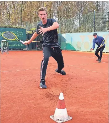  ?? FOTO: THOMAS GRULKE ?? Ole Valkyser arbeitet derzeit mit Trainer Axel Niemöller zweimal wöchentlic­h an seiner Athletik. Im Januar wird er sein Studium in den USA beginnen und dort dann auch Tennis spielen.